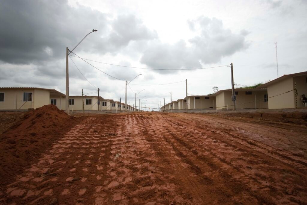 Casas de reassentamento construidas sobre aterro (Anderson Barbosa/Fractures Photo Collective)